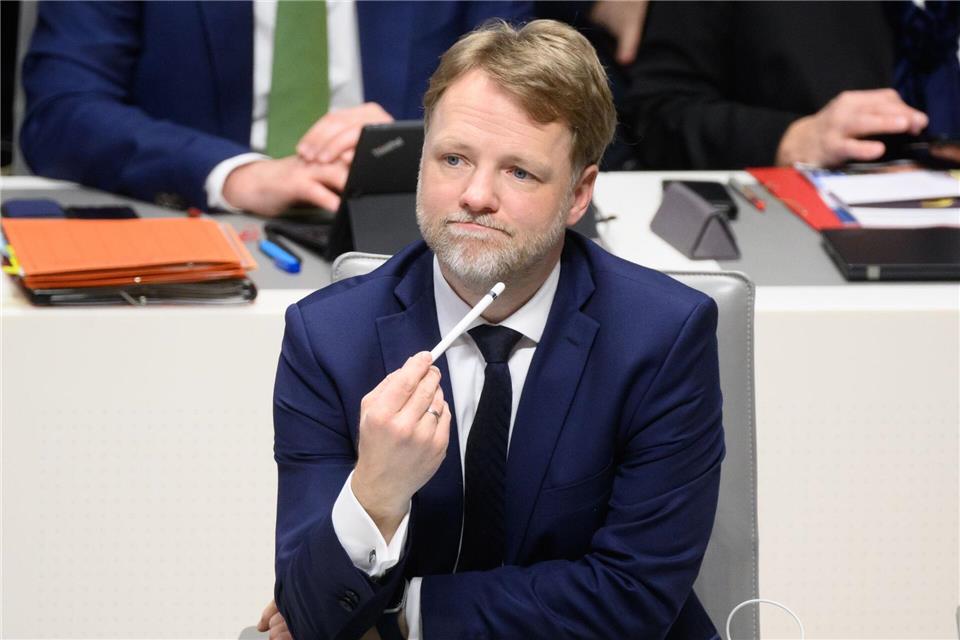 Finanzminister Heere verweist auf finanzielle Zwänge wegen des wirtschaftlichen Stillstands. (Archivbild)Julian Stratenschulte/dpa
