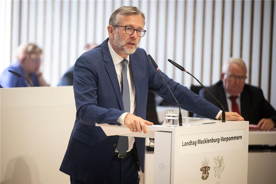 Viereinhalb Stunden Streit übers Geldausgeben 2026 und 2027 Finanzminister Heiko Geue (SPD) sagt, der Entwurf für den Haushalt der nächsten beiden Jahre sei solide und investitionsstark.Philip Dulian/dpa