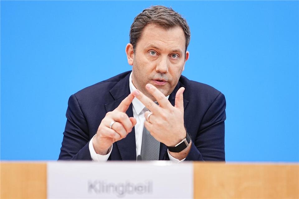 Finanzminister Klingbeil (SPD) fehlen in den kommenden Jahren Milliarden. (Archivbild)Michael Kappeler/dpa