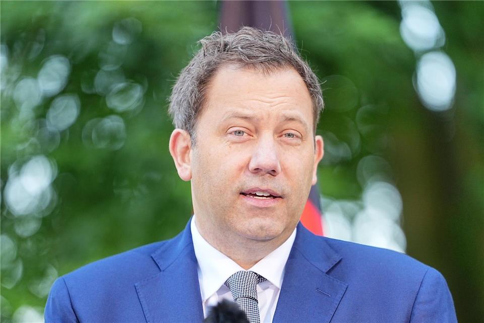 Finanzminister Klingbeil muss in die Rücklage greifen, um eine Milliarden-Lücke zu schließen. (Archivbild)Michael Kappeler/dpa