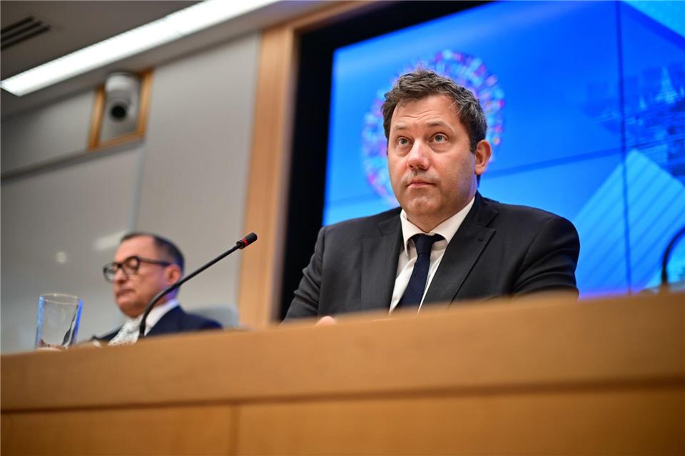 Finanzminister Klingbeil sieht massive Auswirkungen des Iran-Kriegs auf das Wachstum in Deutschand.  Sebastian Christoph Gollnow/dpa