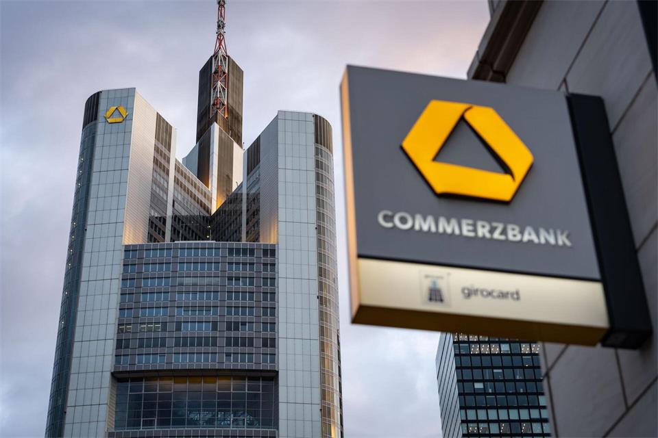 Finanzminister Klingbeil sprach mit Unicredit-Chef Orcel über eine mögliche Übernahme der Commerzbank. (Archivbild)Frank Rumpenhorst/dpa