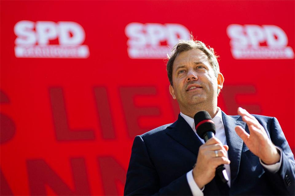 Finanzminister Klingbeil will eine Extra-Steuer. (Archivbild)Michael Matthey/dpa