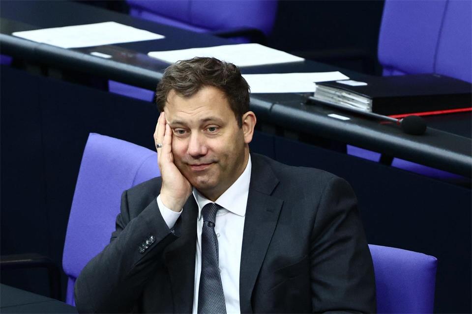 Finanzminister Lars Klingbeil (SPD) bringt der Tankrabatt Milliarden-Steuerausfälle.Christoph Soeder/dpa