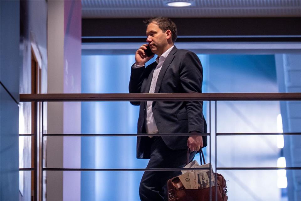 Finanzminister Lars Klingbeil (SPD) muss im Alltag viel Zeit am Handy verbringen - und will es an Weihnachten bewusst ausschalten. (Archivbild) Michael Kappeler/dpa