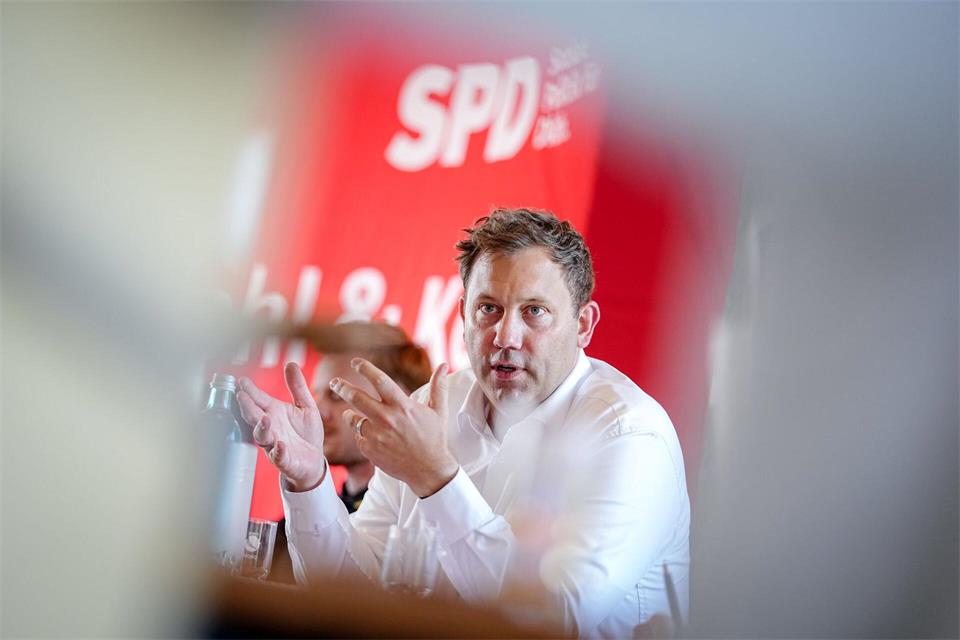 Finanzminister Lars Klingbeil macht sich auf EU-Ebene für eine Übergewinnsteuer bei Ölkonzernen stark (Archivbild)Kay Nietfeld/dpa