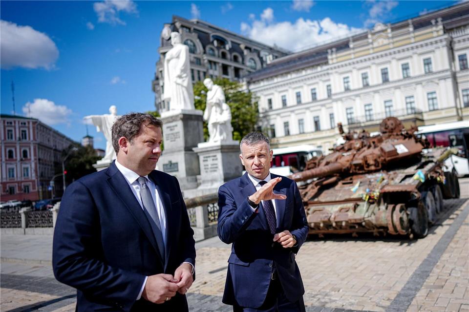Finanzminister Lars Klingbeil trifft seinen Amtskollegen Serhij Marchenko in Kiew.Kay Nietfeld/dpa