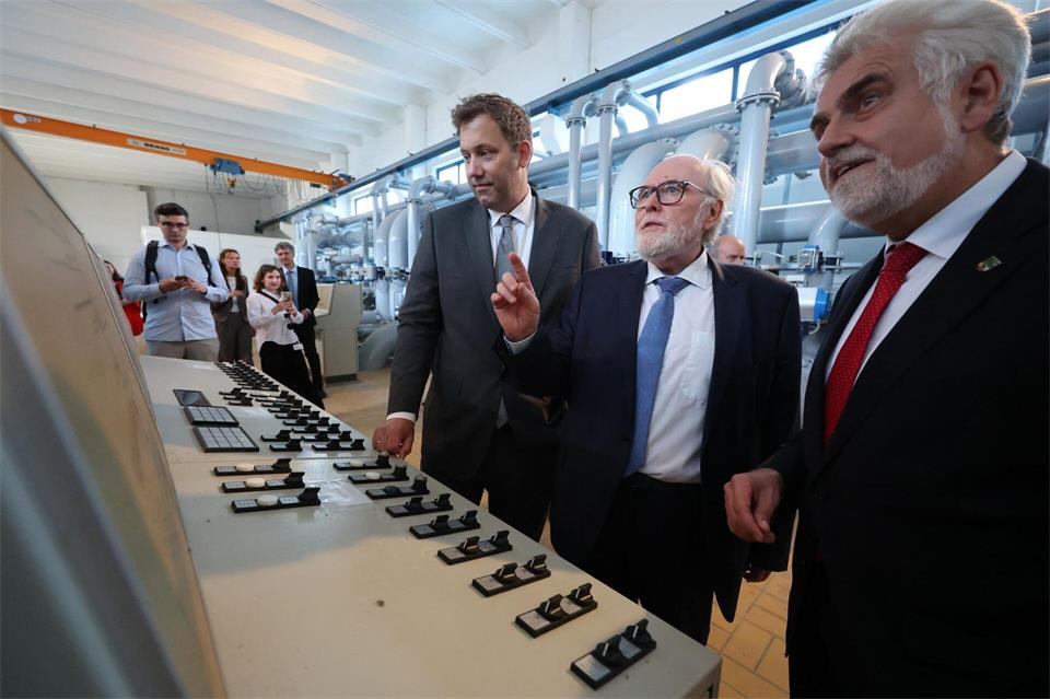 Finanzminister Lars Klingbeil übergab in Halle (Sachsen-Anhalt) den Förderbescheid für ein Wasserwerk.Jan Woitas/dpa