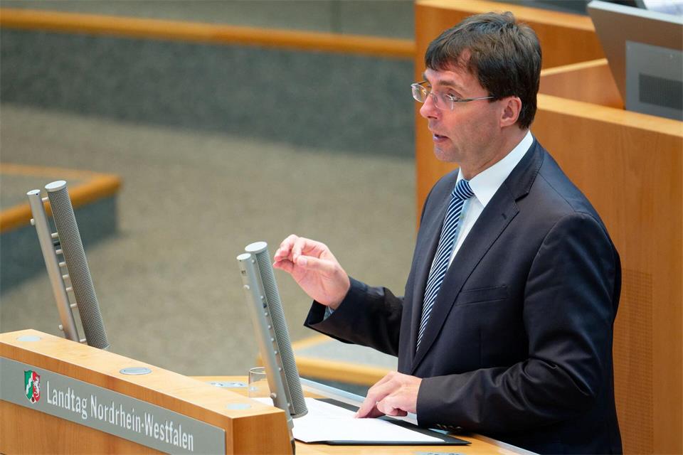Finanzminister Marcus Optendrenk (CDU) schlägt in der Haushaltsdebatte staatstragende Töne an.   Henning Kaiser/dpa