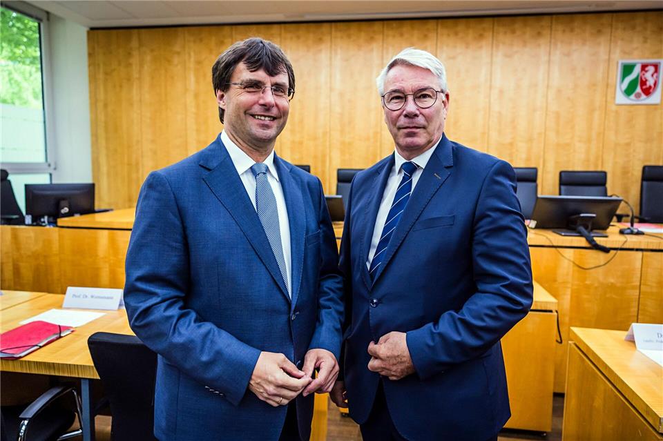 Finanzminister Marcus Optendrenk (CDU) und Christian Dahm (r.), stellvertretender Vorsitzender der SPD-Landtagsfraktion, kamen vor der Verhandlung im Gerichtssaal zusammen. Lars Berg/dpa