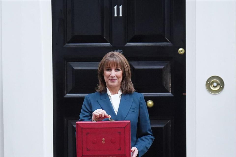 Finanzminister Rachel Reeves hat zugegeben, Wahlversprechen zu brechen.James Manning/PA Wire/dpa