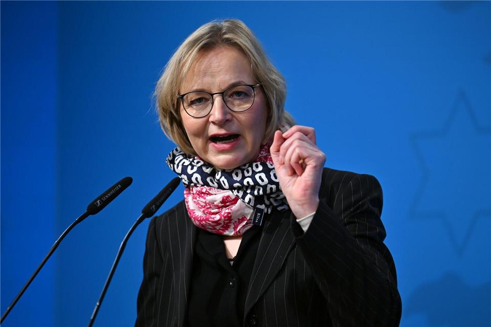 Finanzministerin Katja Wolf nennt Zahlen, wie das Land das Sondervermögen des Bundes nutzen will. (Archivbild)Martin Schutt/dpa