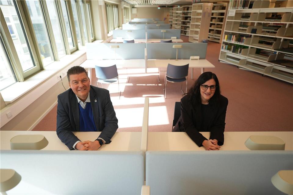 Finanzsenator Andreas Dressel (SPD) und Wissenschaftssenatorin Maryam Blumenthal (Grüne) sitzen Probe an einem der zahlreichen Arbeitsplätze für Studierende.Marcus Brandt/dpa