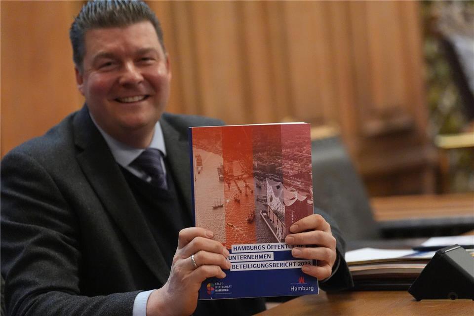 Öffentliche Unternehmen investieren mehr - geringere Erlöse  Finanzsenator Dressel sieht Hamburgs öffentliche Unternehmen trotz schwierigen Umfelds weiter gut aufgestellt. (Archivbild)Marcus Brandt/dpa