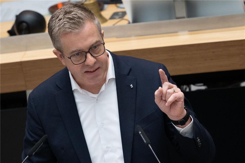 Finanzsenator Stefan Evers (CDU)  geht gerne in den Tierpark Friedrichsfelde, um den Kopf freizubekommen. (Archivbild)Sebastian Christoph Gollnow/dpa