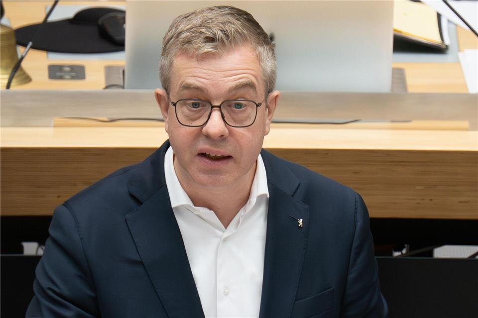 Finanzsenator Stefan Evers (CDU) geht von deutlich höheren Nachzahlungen an Landesbeamte aus als zunächst erwartet. (Archivbild)  Sebastian Gollnow/dpa