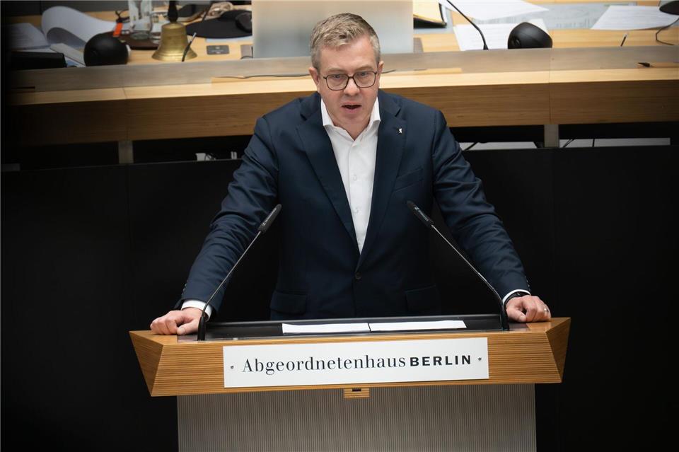 Finanzsenator Stefan Evers (CDU) hält Investitionen in Klimaschutz aus verschiedenen Gründen für richtig. Sebastian Christoph Gollnow/dpa