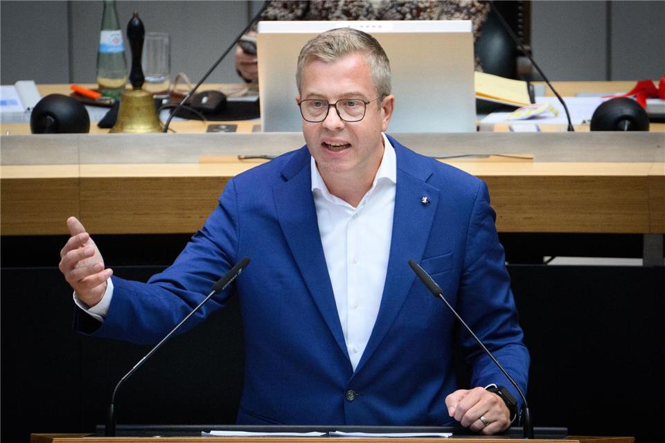 Finanzsenator Stefan Evers (CDU) hat die Pläne für den Doppelhaushalt 2026/2027 im Landesparlament verteidigt. Bernd von Jutrczenka/dpa