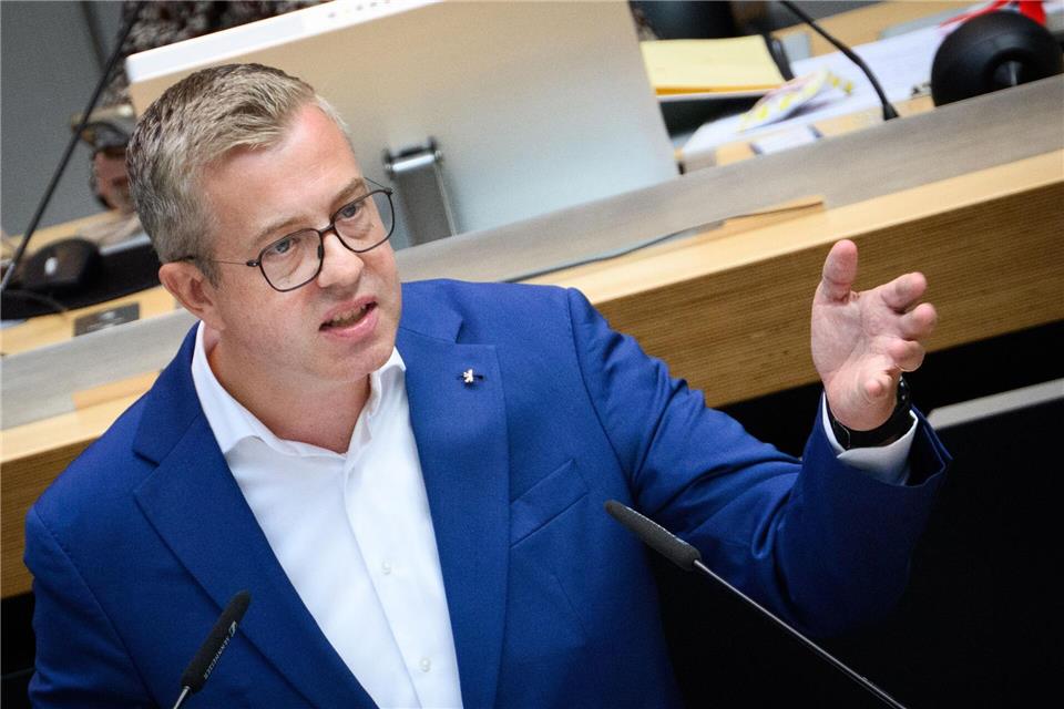 Finanzsenator Stefan Evers (CDU) hat die schwarz-roten Pläne für den neuen Doppelhaushalt im Landesparlament verteidigt. Bernd von Jutrczenka/dpa