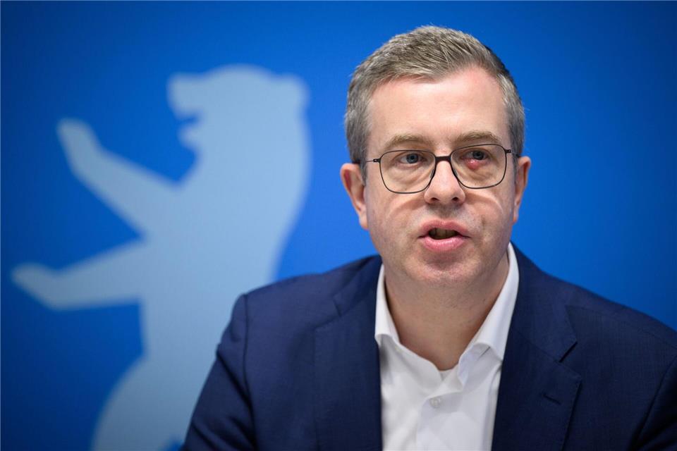 Finanzsenator Stefan Evers (CDU) kennt die Probleme bei der Personalsuche für die Berliner Verwaltung. (Archivfoto)Bernd von Jutrczenka/dpa