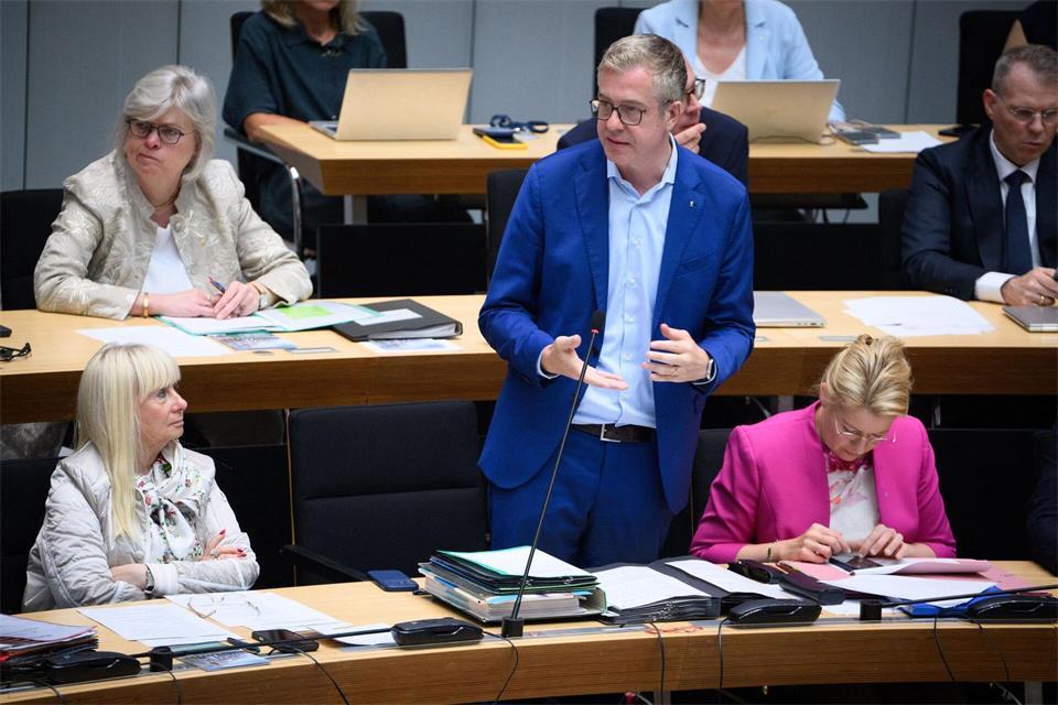 Finanzsenator Stefan Evers (CDU) weist auf hohe Nachzahlungen an Berliner Beamte hin. Bernd von Jutrczenka/dpa