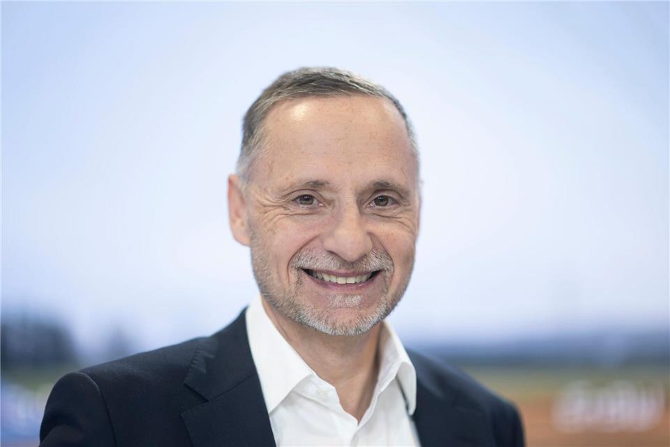 Finanzvorstand Thomas Kusterer erklärt die Zahlen. (Archivbild)Marijan Murat/dpa