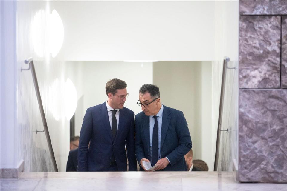 Finden die beiden eine gemeinsame Basis für eine weitere Zusammenarbeit ihrer Parteien? CDU-Chef Manuel Hagel und Grünen-Politiker Cem Özdemir. (Archivbild)Marijan Murat/dpa