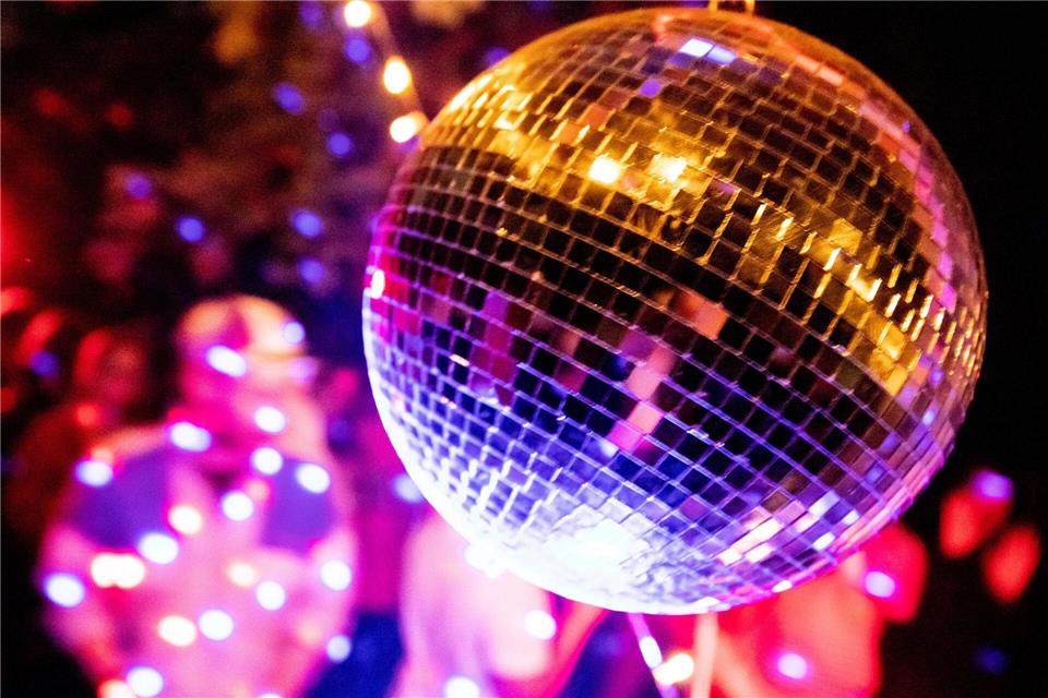 Findet die Weihnachtsfeier außerhalb der Arbeitszeit statt, ist die Teilnahme immer freiwillig.picture alliance/dpa