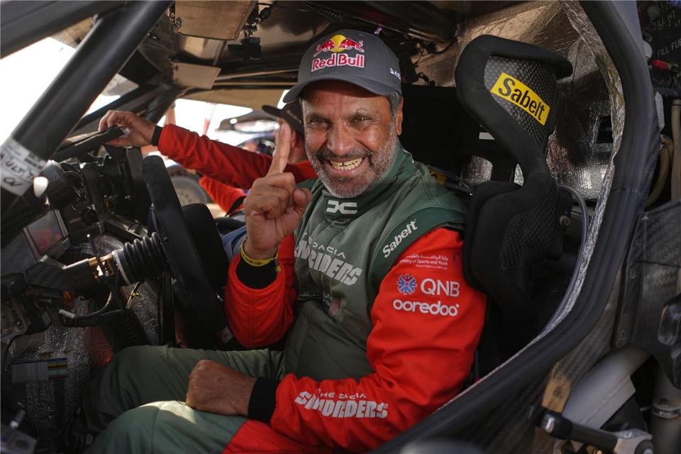 Finger hoch: Nasser Al-Attiyah jubelt in Saudi-Arabien.Thibault Camus/AP/dpa