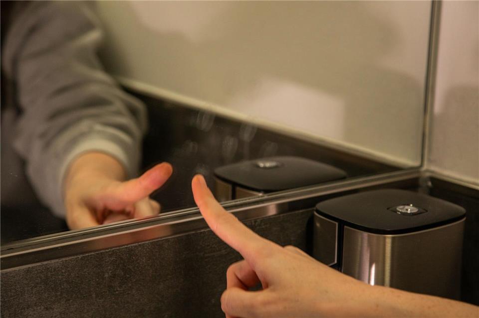 Keine Fingerabdrücke am Spiegel dank selbstgemachtem Spray? Fingertest und Fazit: Der Hack funktioniert nicht - trotz der Behandlung mit dem Spray erscheinen Fingerabdrücke am Spiegel.Christin Klose/dpa-tmn