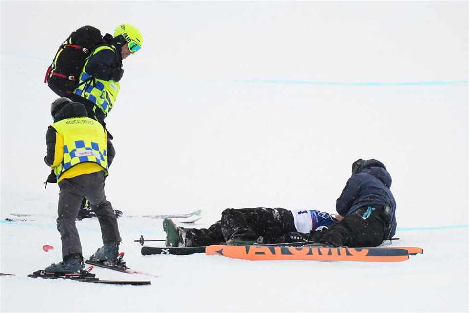 Finley Melville Ives wird nach seinem schweren Sturz versorgt.Julia Demaree Nikhinson/AP/dpa