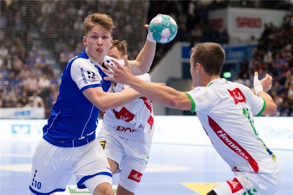 Finn Schroven (l) wechselt zum SC DHfK Leipzig. (Archivbild)Marius Becker/dpa