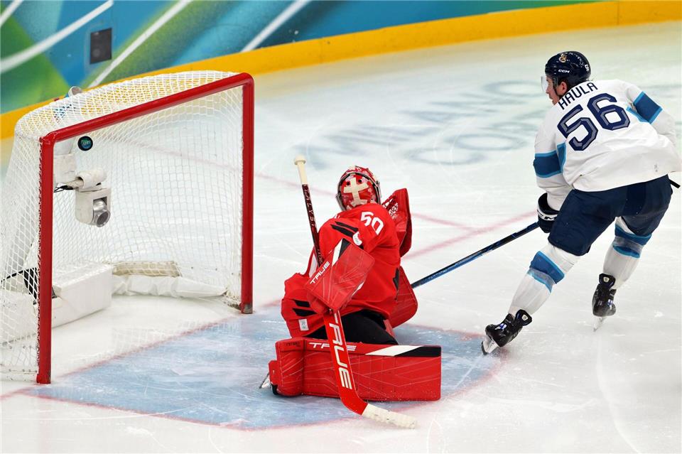 Finnlands Haula hatte für den Olympiasieger von 2022 sogar in Unterzahl getroffenPeter Kneffel/dpa