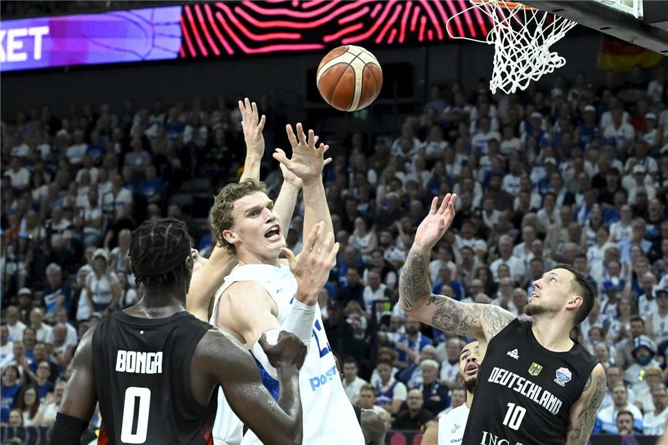 Finnlands Star Markkanen wurde vom deutschen Team beackert.Heikki Saukkomaa/Lehtikuva/dpa