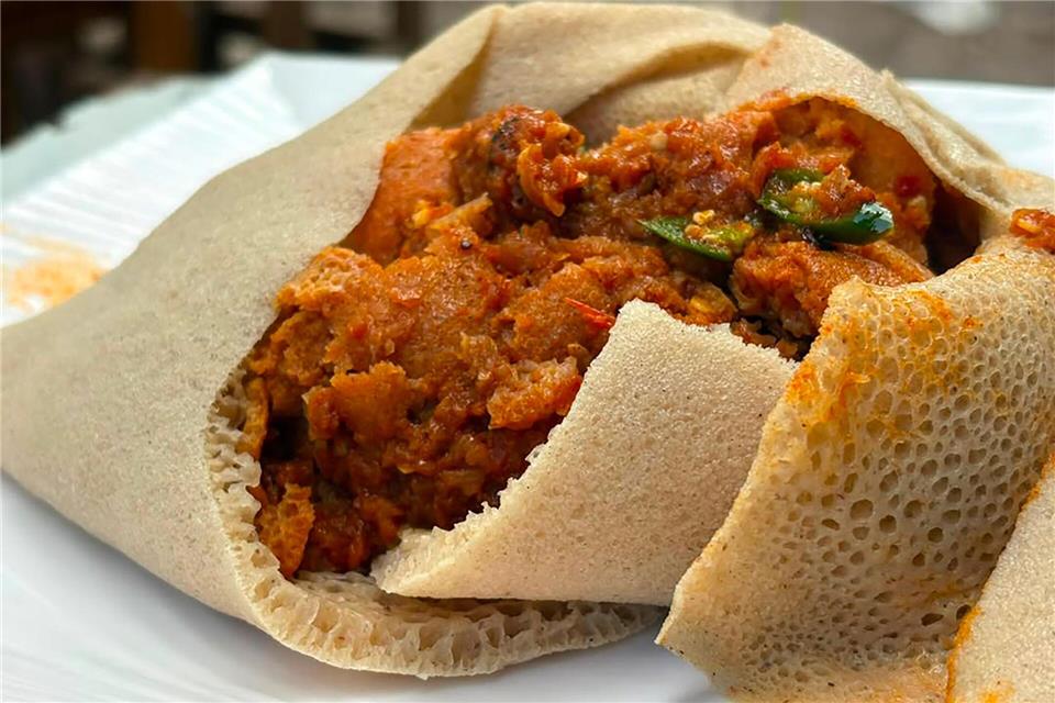 Fir-Fir aus dem traditionellen Fladenbrot Injera ist in Äthiopien vom Frühstückstisch nicht wegzudenken.Samuel Getachew/dpa