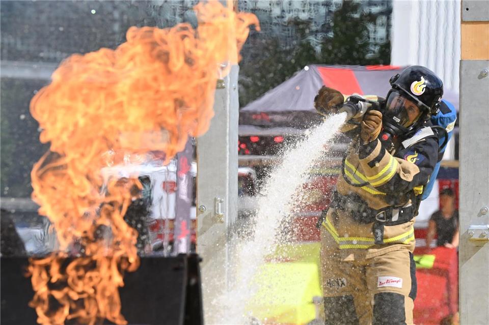 Firefit-EM auf der Interschutz in Hannover: Feuerwehrfrau im LöscheinsatzJulian Stratenschulte/dpa