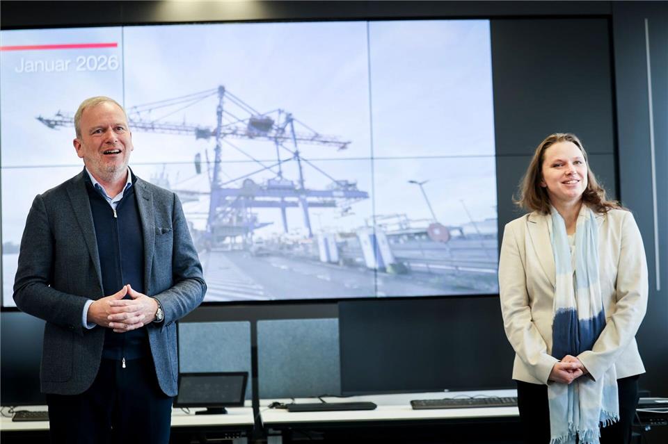 Firmenchef Eijsink und Senatorin Leonhard stellen die neuen Containerbrücken vor. Christian Charisius/dpa