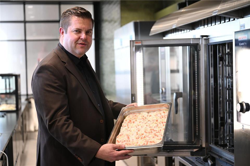 Firmenchef Jan-Peer Laabs hält im Betriebsrestaurant der Apetito-Zentrale eine Schale mit Lachs-Auflauf in der Hand.Wolf von Dewitz/dpa