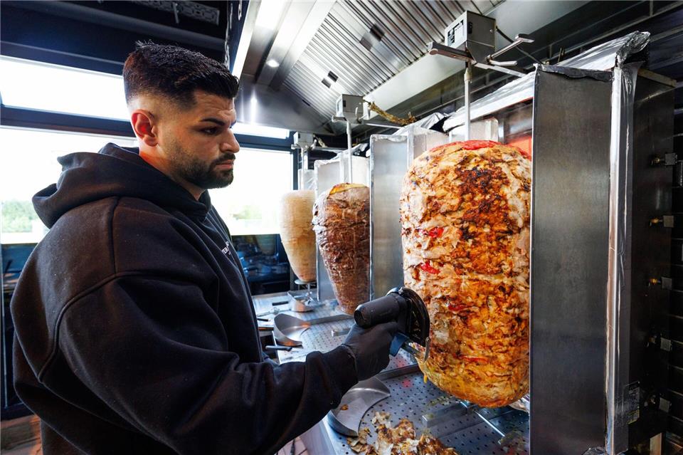 Firmenchef Sergen Kolcu bei der Arbeit.Friso Gentsch/dpa