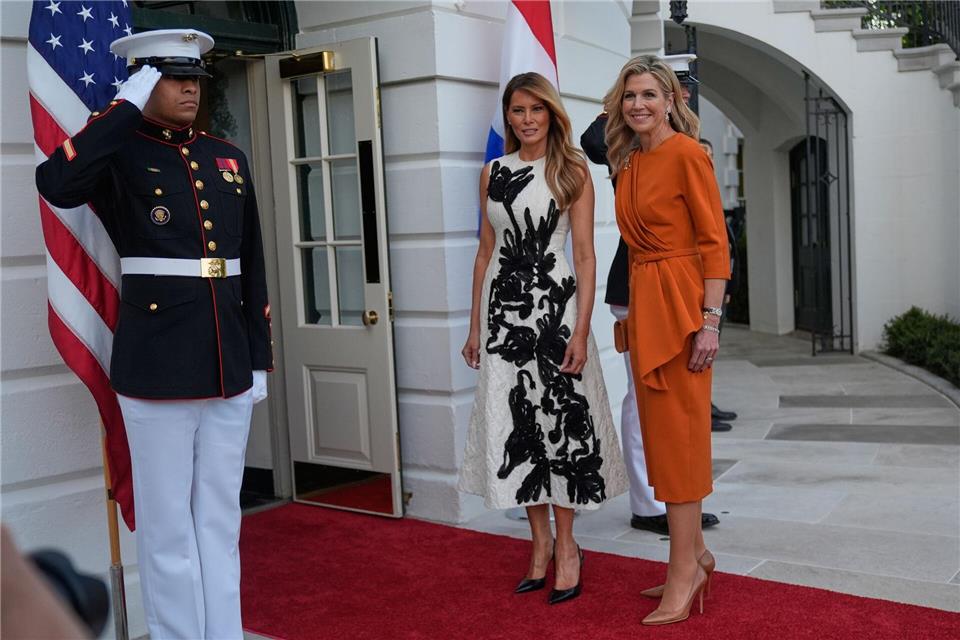 First Lady Melania Trump (l) und Königin Máxima der Niederlande betreten das Weiße Haus in Washington.Manuel Balce Ceneta/AP/dpa