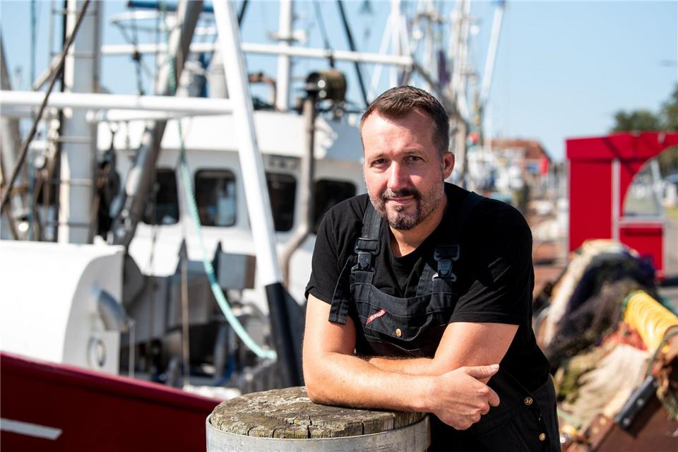 Fischer André Claußen hofft, dass der Krabbenfang an der deutschen Nordseeküste Zukunft hat.Daniel Bockwoldt/dpa