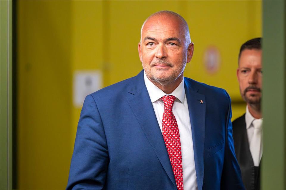 Fischer muss sich wegen des Vorwurfs der Bestechlichkeit vor dem Oberlandesgericht verantworten. (Archivbild)Peter Kneffel/dpa