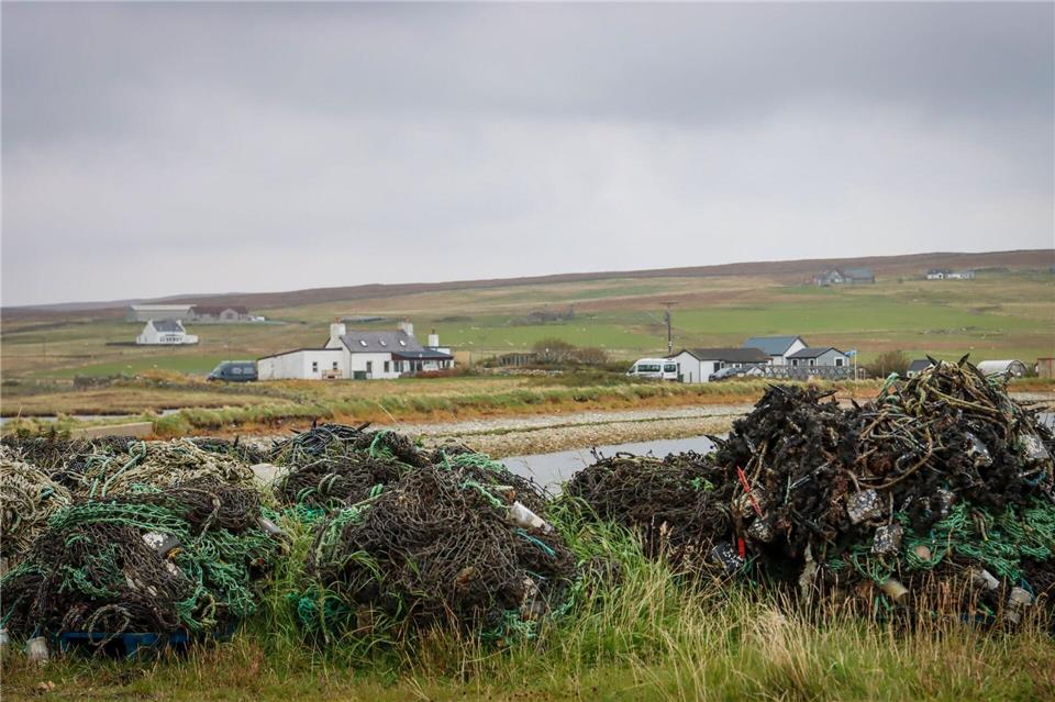 Bei den Spinnern: Die Shetlands als Mekka der Strick-Szene Fischernetze, verstreute Häuschen: Unst ist die nördlichste der größeren Shetlands und wie der Rest des Archipels dünn besiedelt. Verena Wolff/dpa-tmn