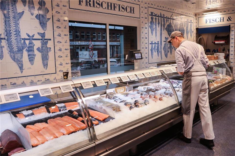 Fischfachgeschäfte bieten Vielfalt, haben aber einen niedrigen Marktanteil. (Archivbild) Christian Charisius/dpa