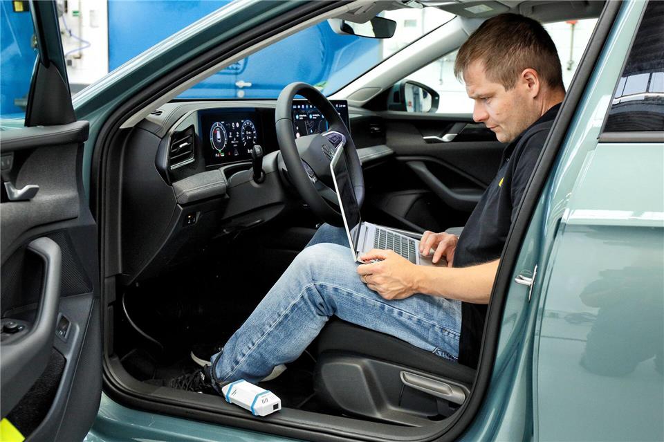 Fitness-Check: Wie es um den Zustand des Antriebsakkus steht, lässt sich auf verschiedene Weise herausfinden.Ralph Wagner/ADAC/dpa-tmn