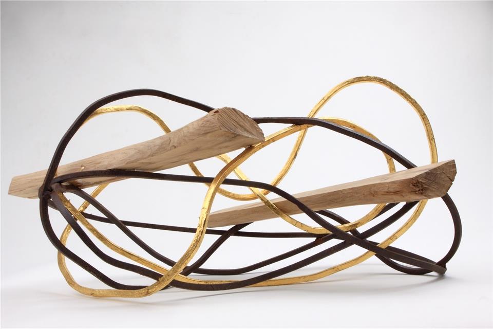 „Five big strings“ heißt diese Skulptur aus Holz und Metall von Ludwig Marie Vongries.