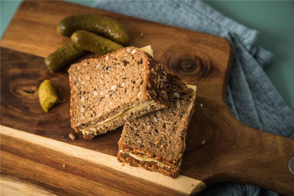 Fixes Frühstück: Vollkornbrot mit Käse, Senf und Cornichons. Christin Klose/dpa-tmn