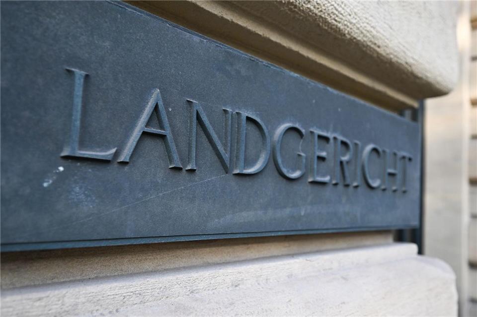 Fixierter Patient verbrennt - Zwei Ärzte und zwei Pflegerinnen stehen wegen fahrlässiger Tötung vor Gericht. (Archivbild) Bernd Weißbrod/dpa