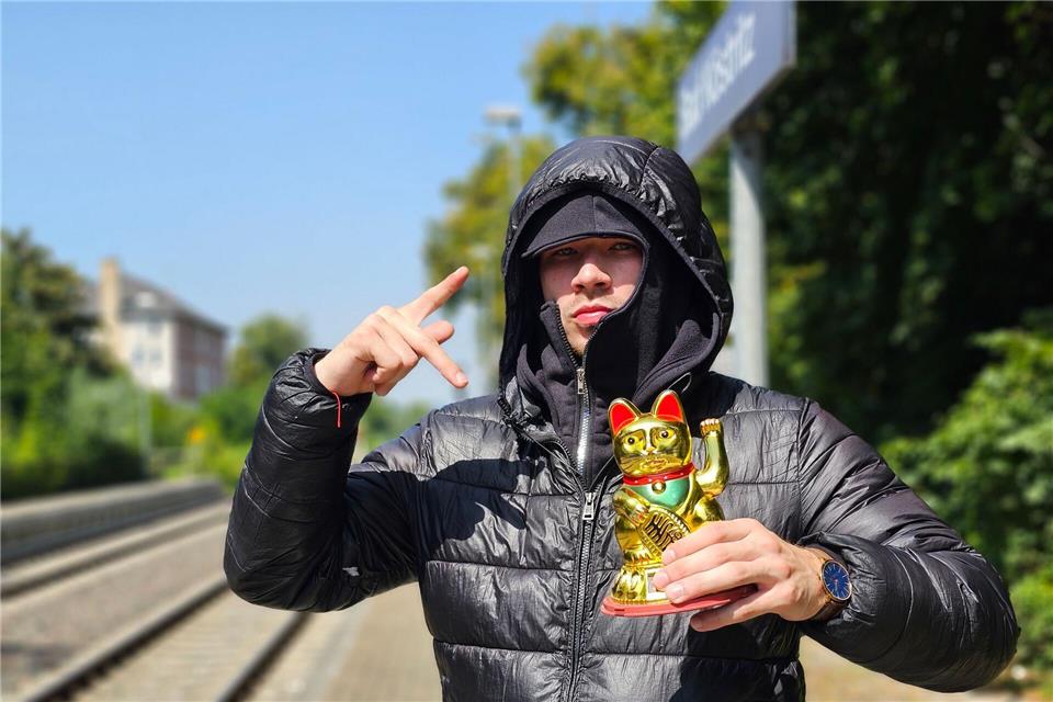 Fjodor Busik will mit Tiktok-Videos Aufmerksamkeit für Ostdeutschland erzeugen. Mike M�ller/dpa
