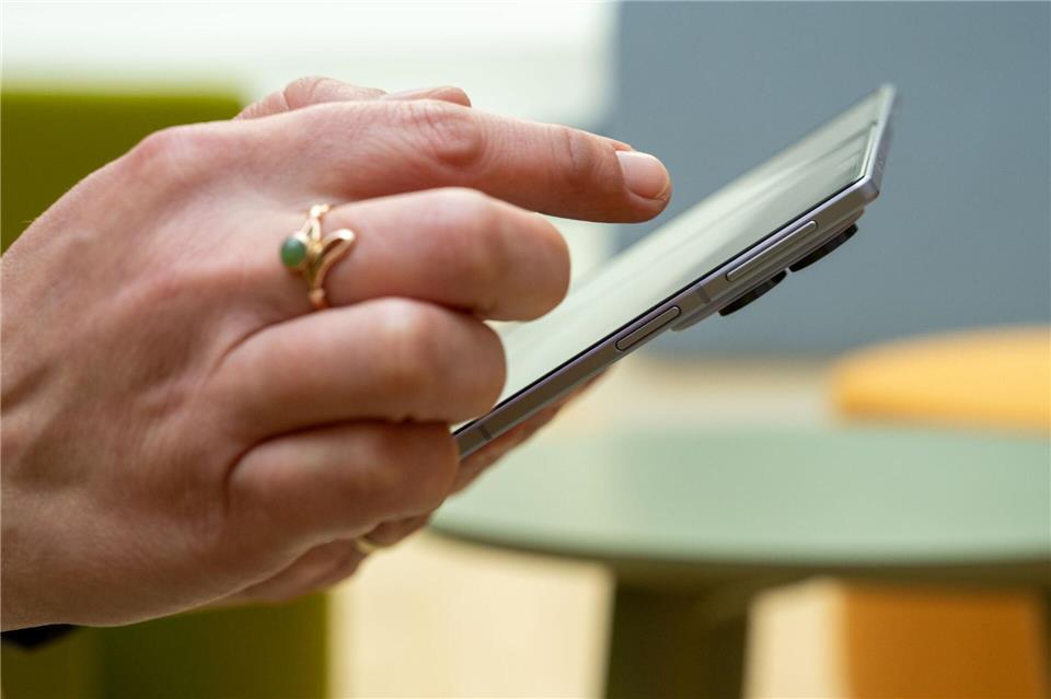 Flaches Mini-Tablet: Aufgeklappt ist das Fold 8 (im Bild) nur 4,5 mm dick – das Fold 8 Ultra sogar nur 4,1 mm.Nico Tapia/dpa-tmn